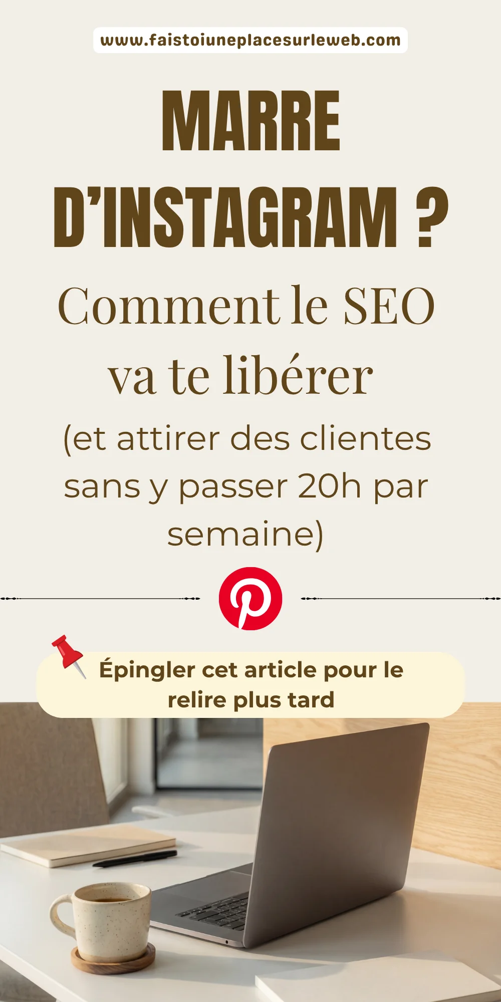 Visuel Pinterest vertical beige avec une tasse de café, expliquant le rôle d'une coach SEO pour se libérer d'Instagram.